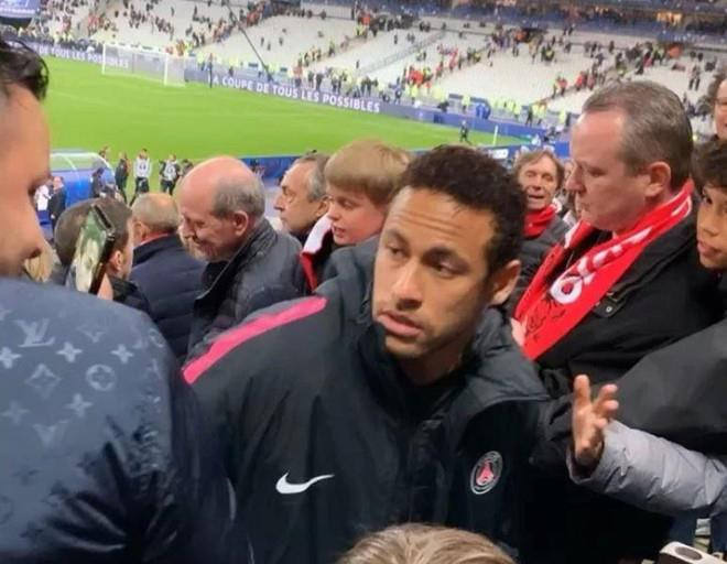 CĐV Neymar tỏ ra không hài lòng