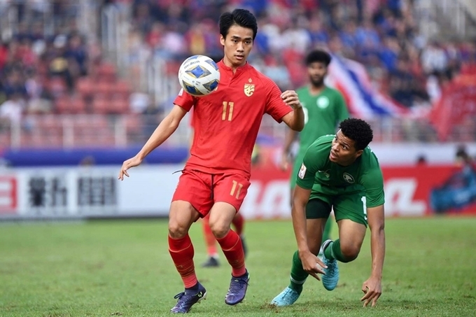 Lối chơi của Thái Lan (áo đỏ) sắc nét và ổn định hơn hẳn