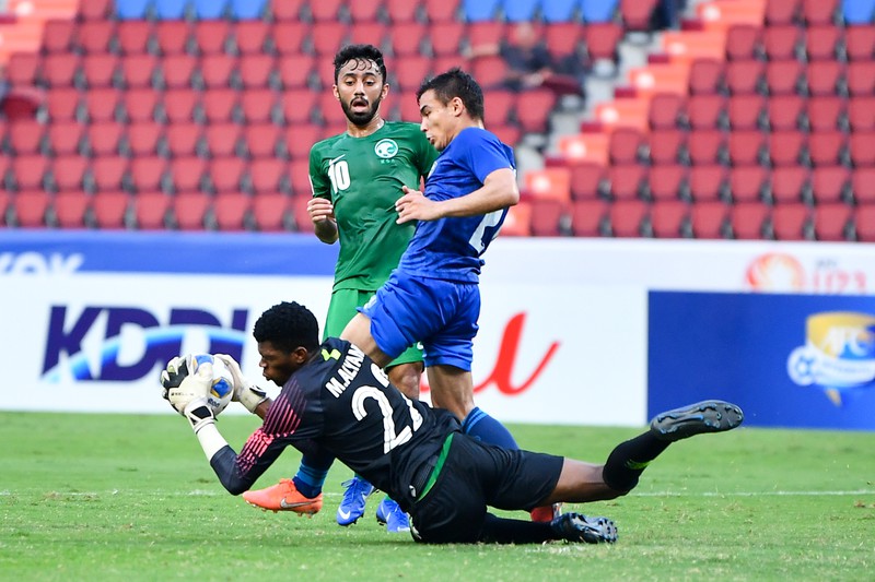 Một pha bóng trong trận U23 Uzbekistan (áo xanh da trời) - U23 Saudi Arabia